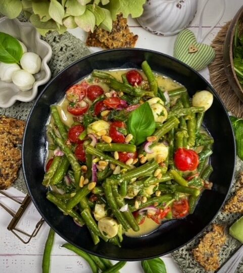 Mediterraner Bohnensalat mit Balsamico-Basilikum-Dressing - Genusswerke