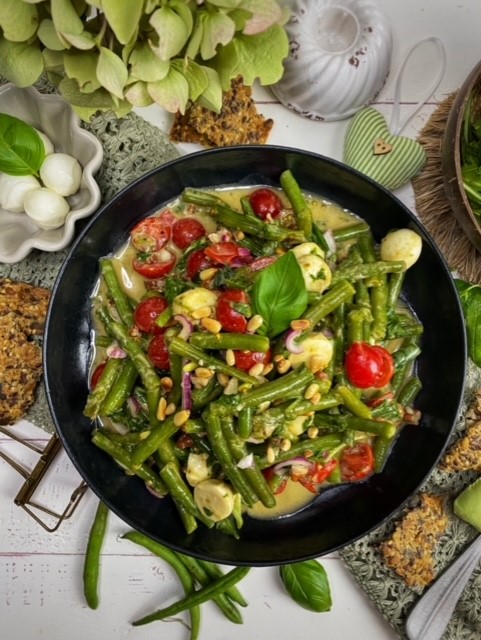 Mediterraner Bohnensalat mit Balsamico-Basilikum-Dressing - Genusswerke